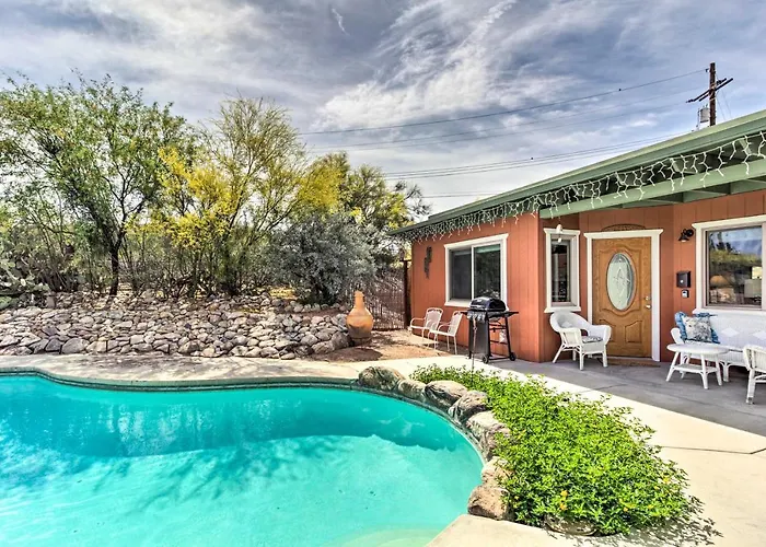 Lovely W/ Private Pool & Hot Tub! *