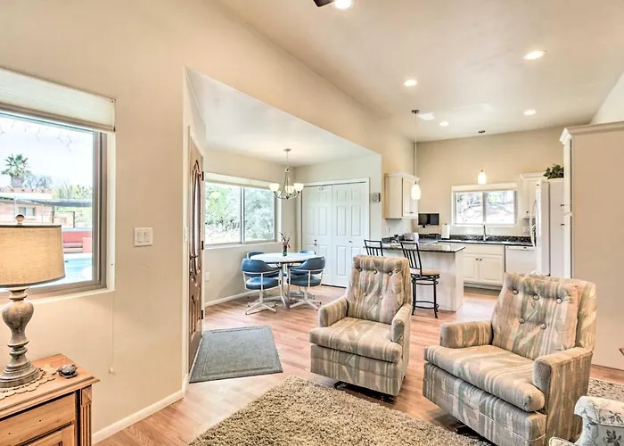 Lovely W/ Private Pool & Hot Tub!